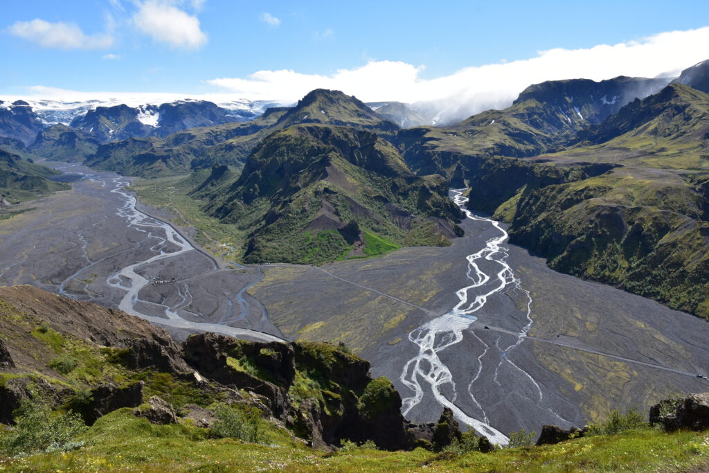 Une image contenant plein air, nature, nuage, région montagneuse
Description générée automatiquement